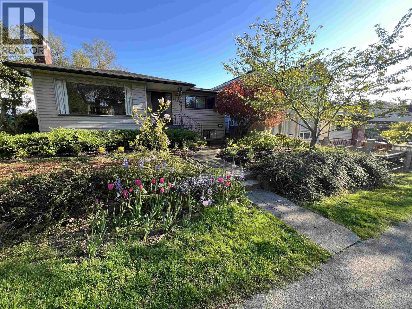 2520 E 8th Ave, Vancouver, BC V5M 1W2