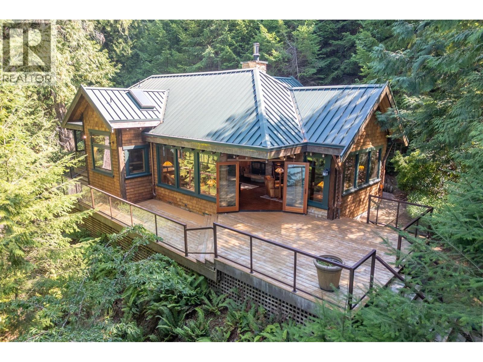 8807 Ainslie Point Rd, Pender Island, BC V0N 2M3