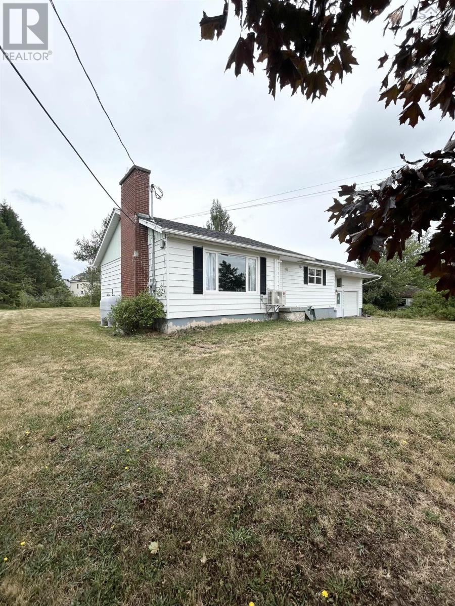 8 Smith Ave, Springhill, NS B0M 1X0