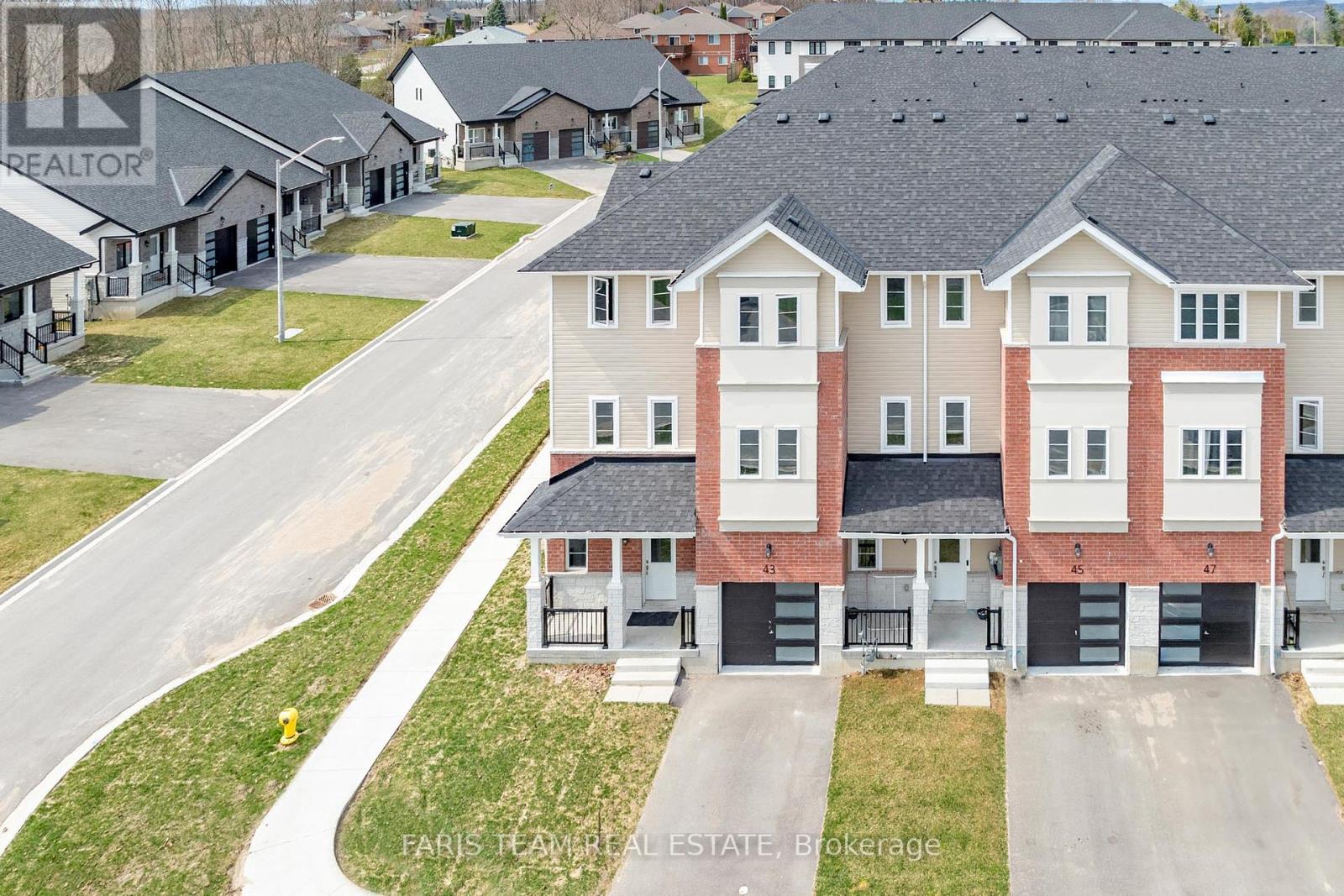 43 Lahey Cres, Penetanguishene, ON L9M 0W1