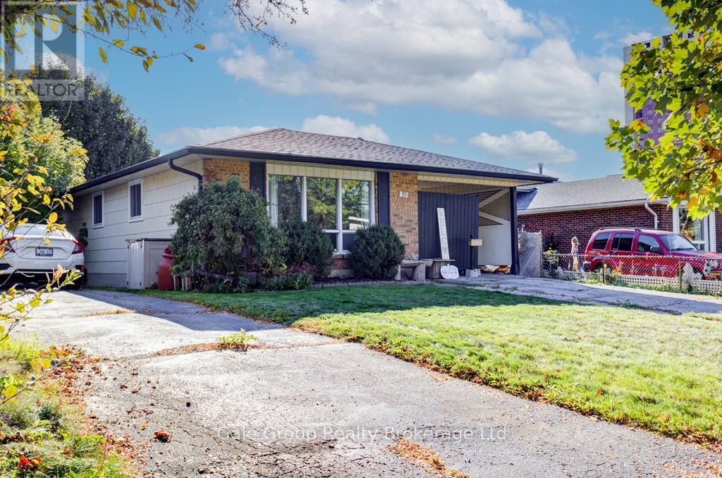 19 Greendale Cres, Kitchener, ON N2A 2R5