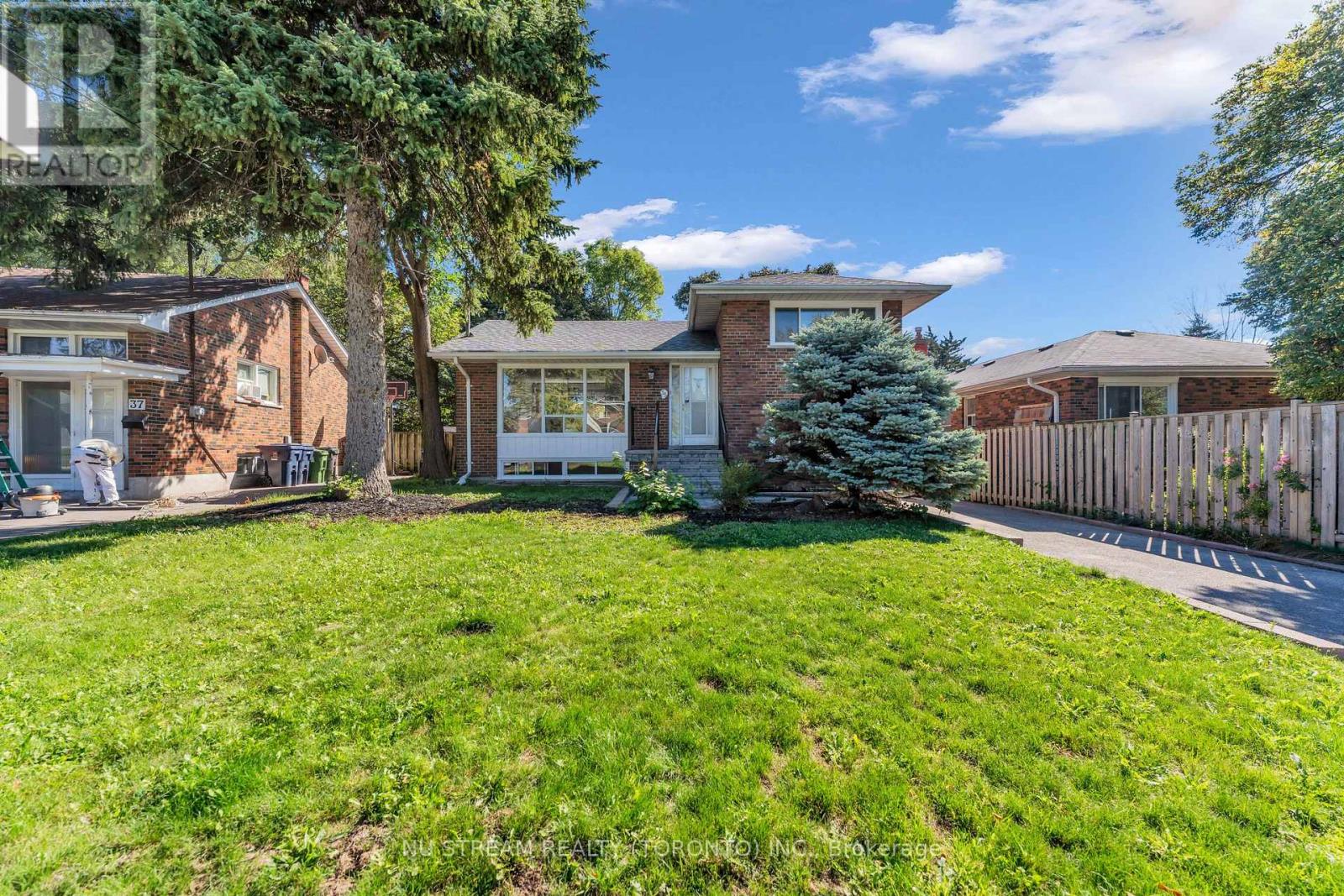 35 Shrewsbury Sq, Toronto, ON M1T 1L4