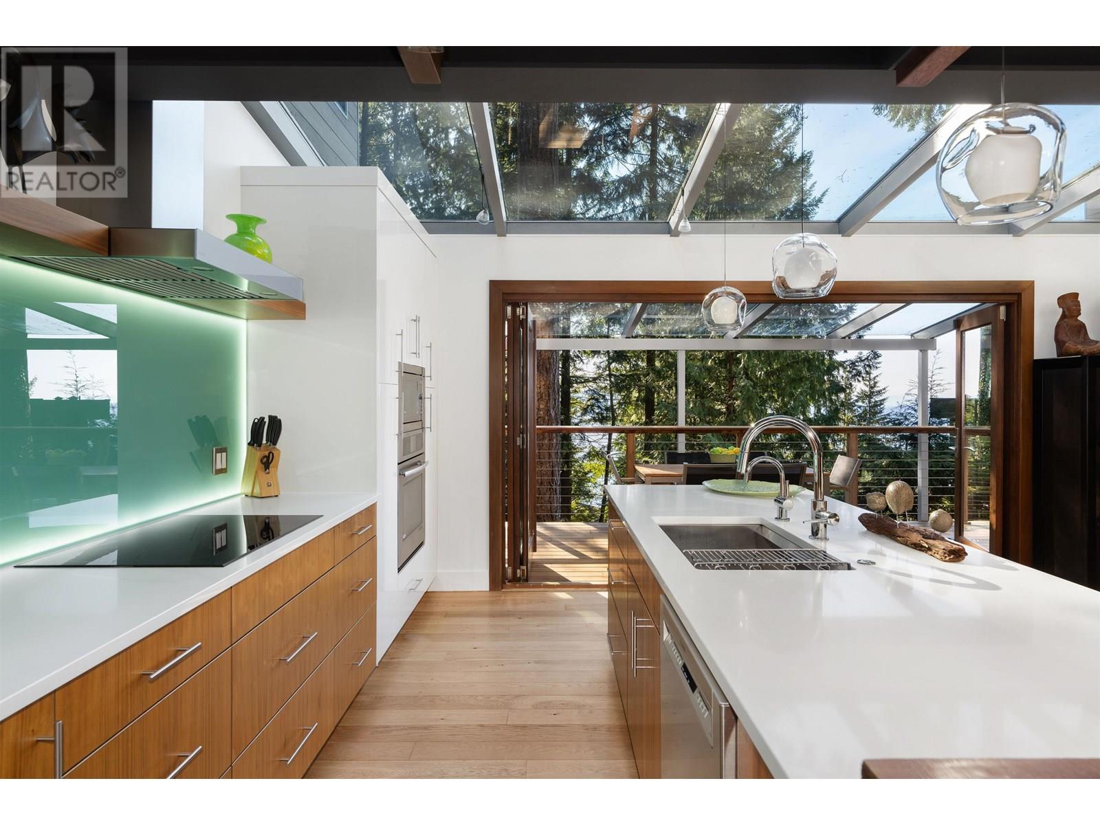 170 Sunset Dr, Lions Bay, BC V0N 2E0