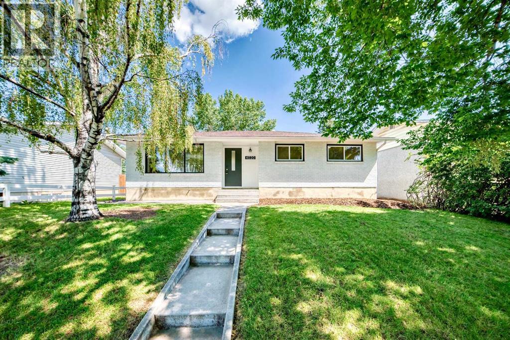 4020 Varsity Dr NW, Calgary, AB T3A 0Z6