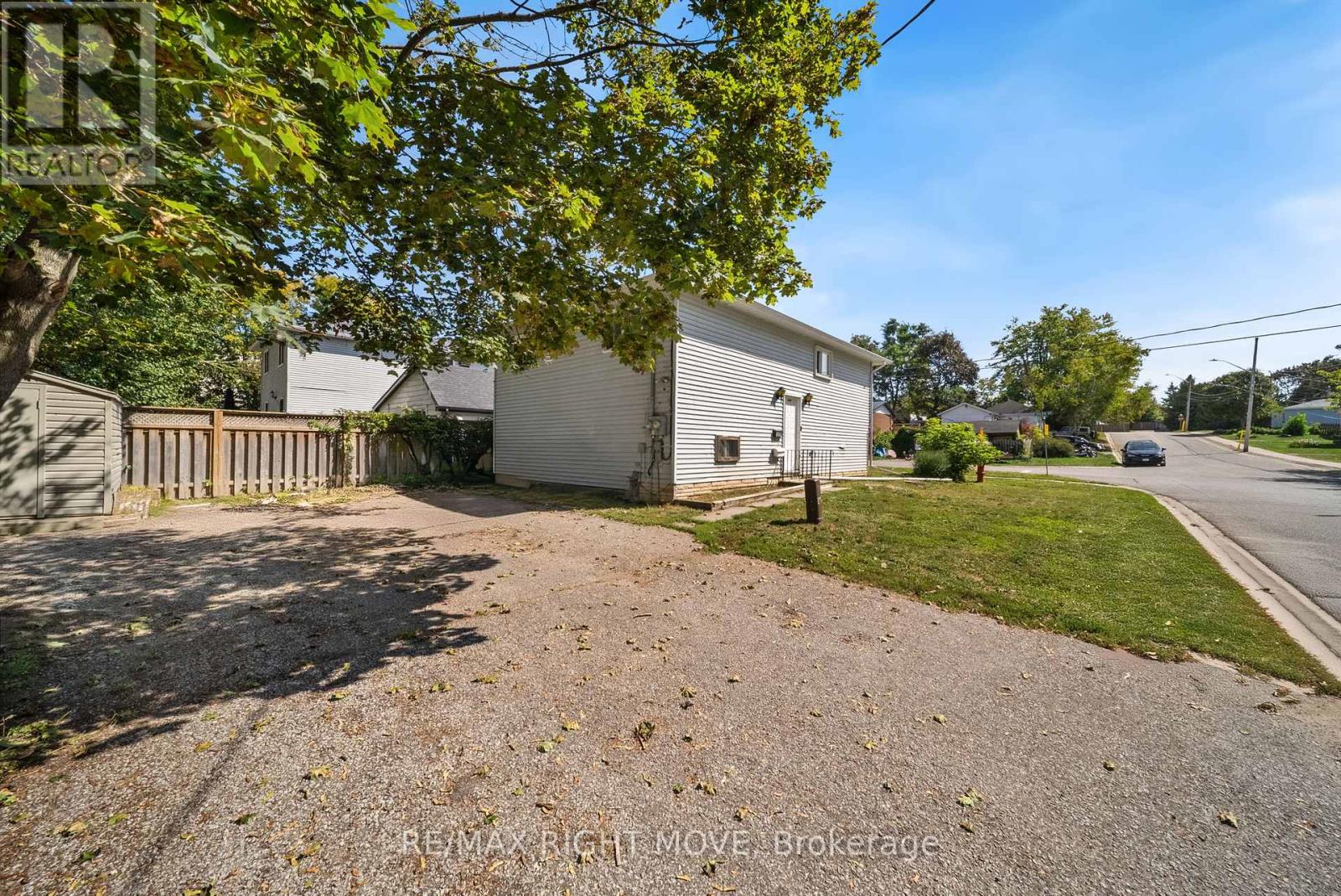 218 Hilda St, Orillia, ON L3V 1J1