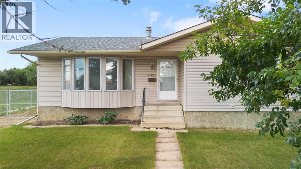 6637 Poplar Dr, Grande Prairie, AB T8W 1C8