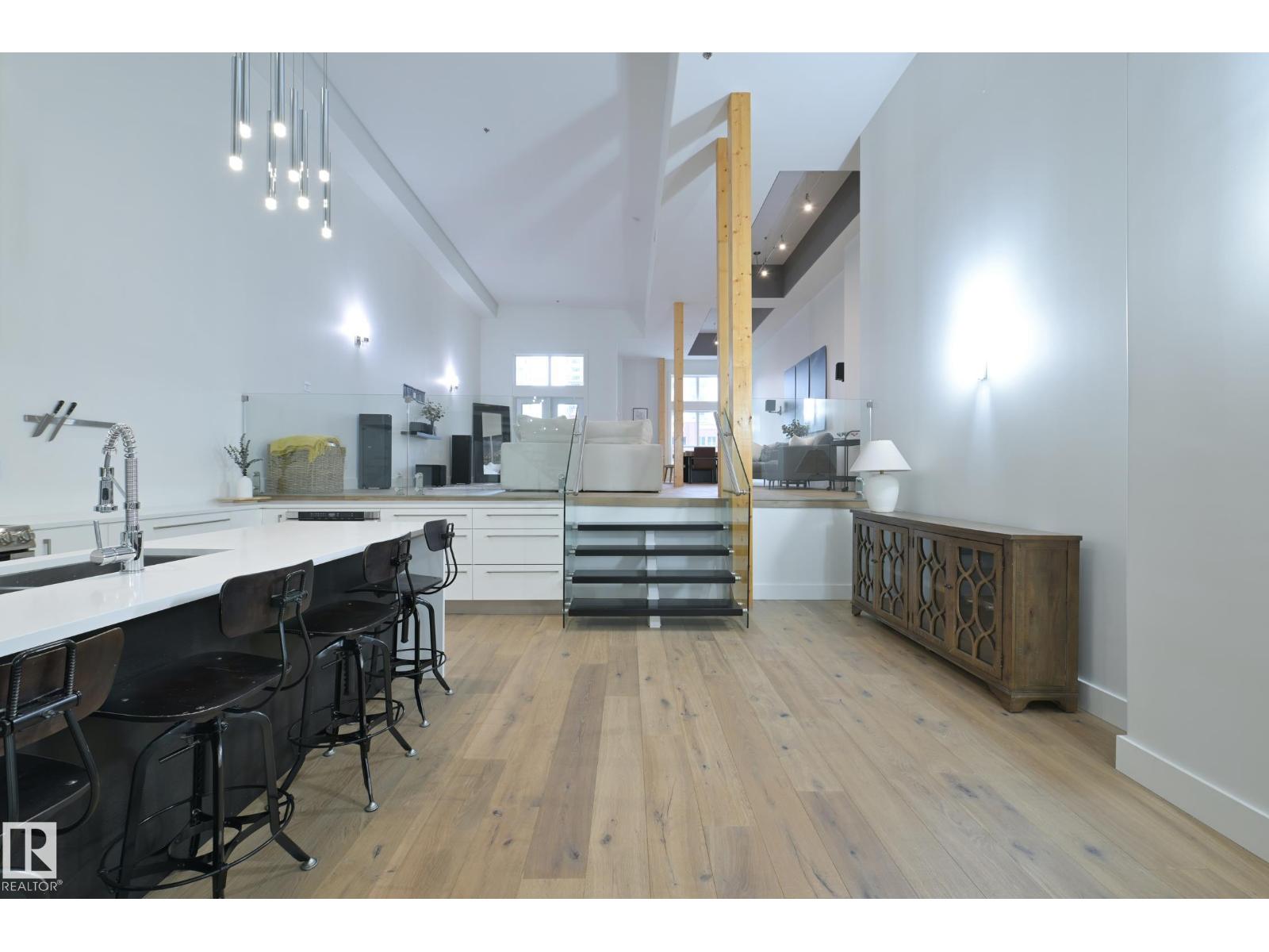 10154 103 Street Northwest #403, Edmonton, AB T5J 0X7