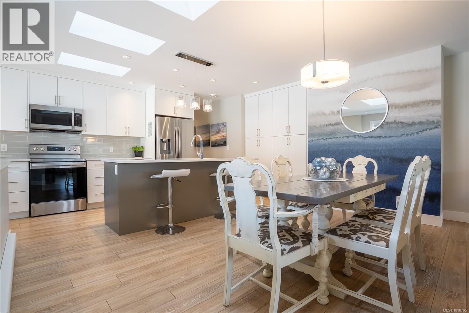 812 Mann Ave, Saanich, BC V8Z 3C4