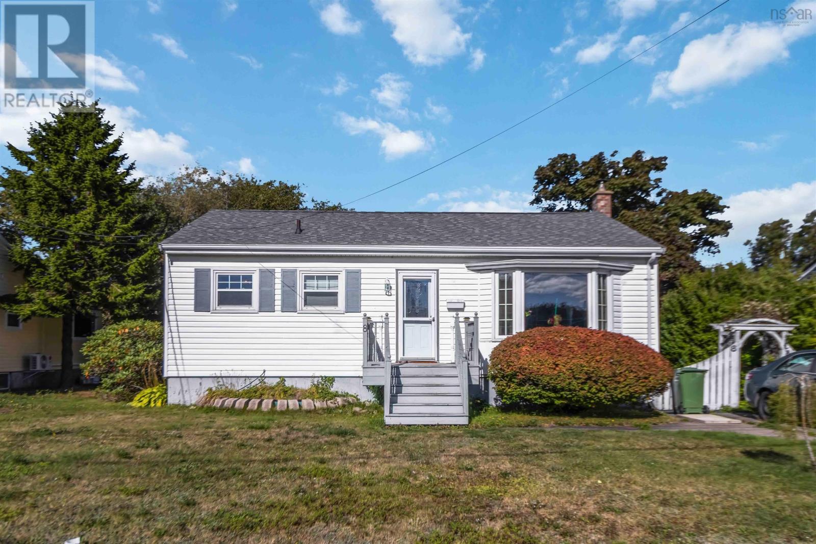 8 Devon Cres, Halifax, NS B3R 2G3