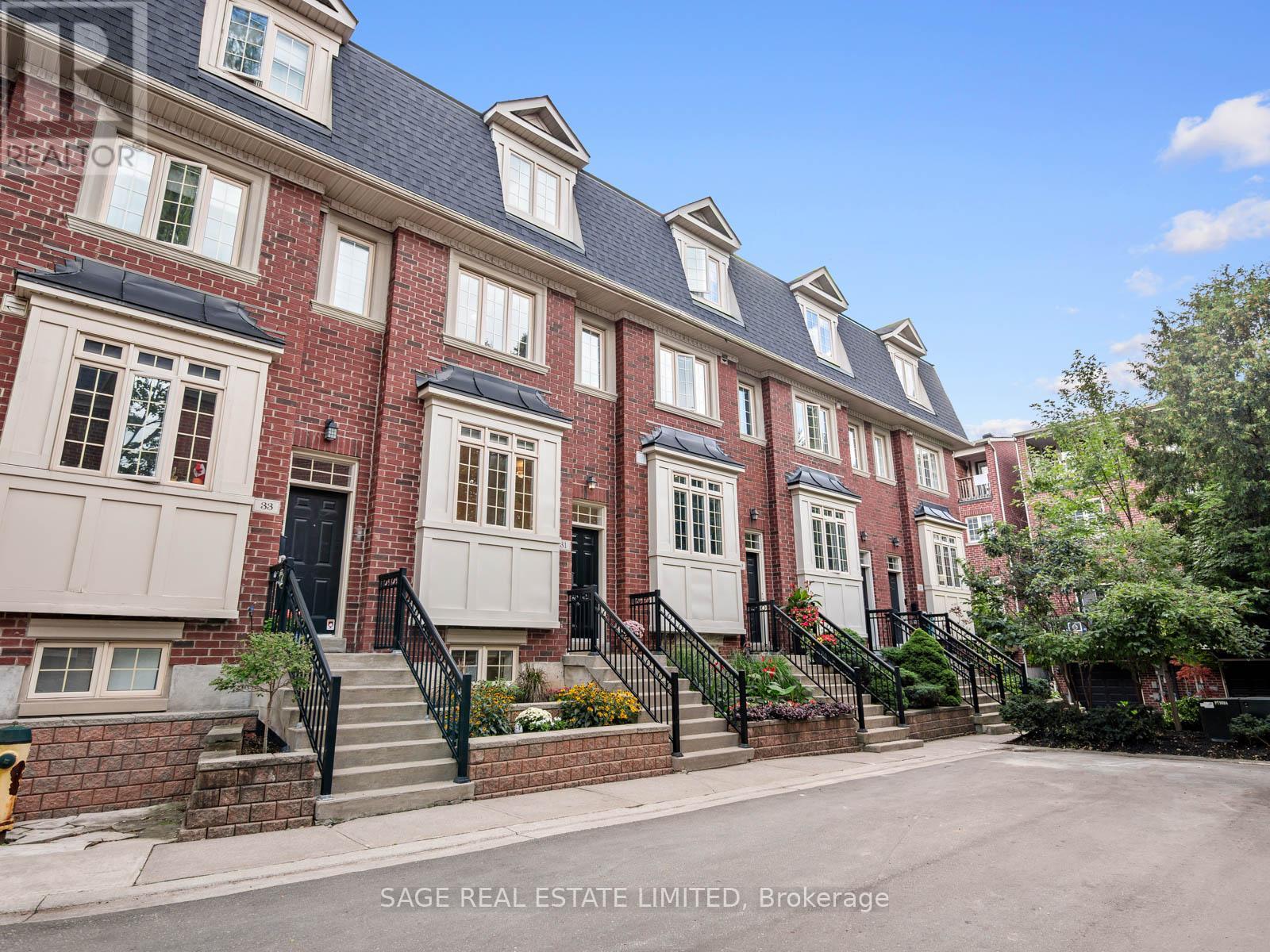 31 Tompkins Mews, Toronto, ON M4L 0A1