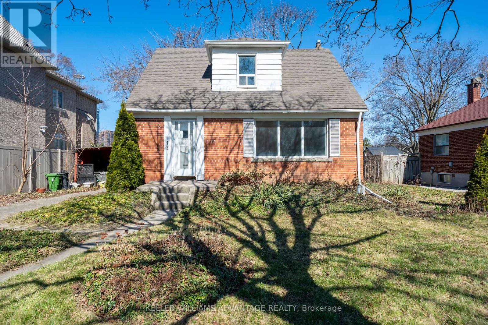 144 Upper Canada Dr N, Toronto, ON M2P 1S8