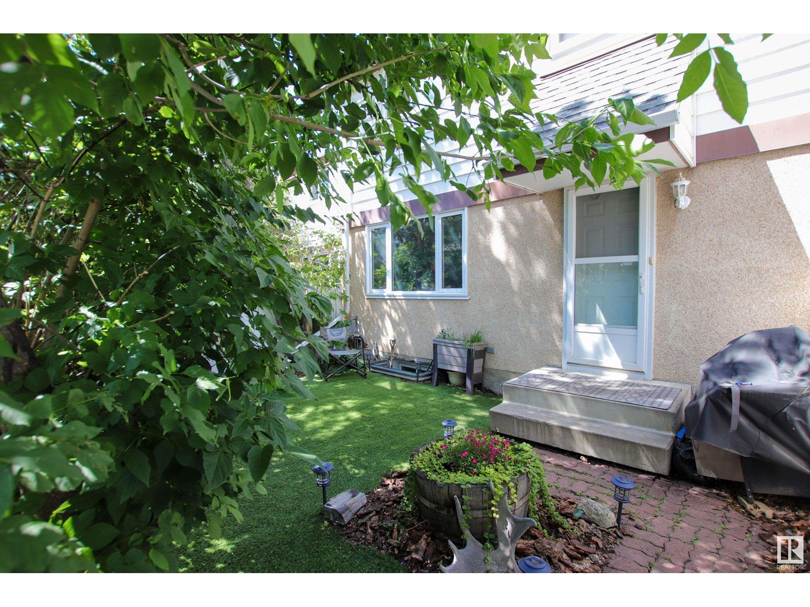 10 Twin Tc NW #d, Edmonton, AB T6K 1V4