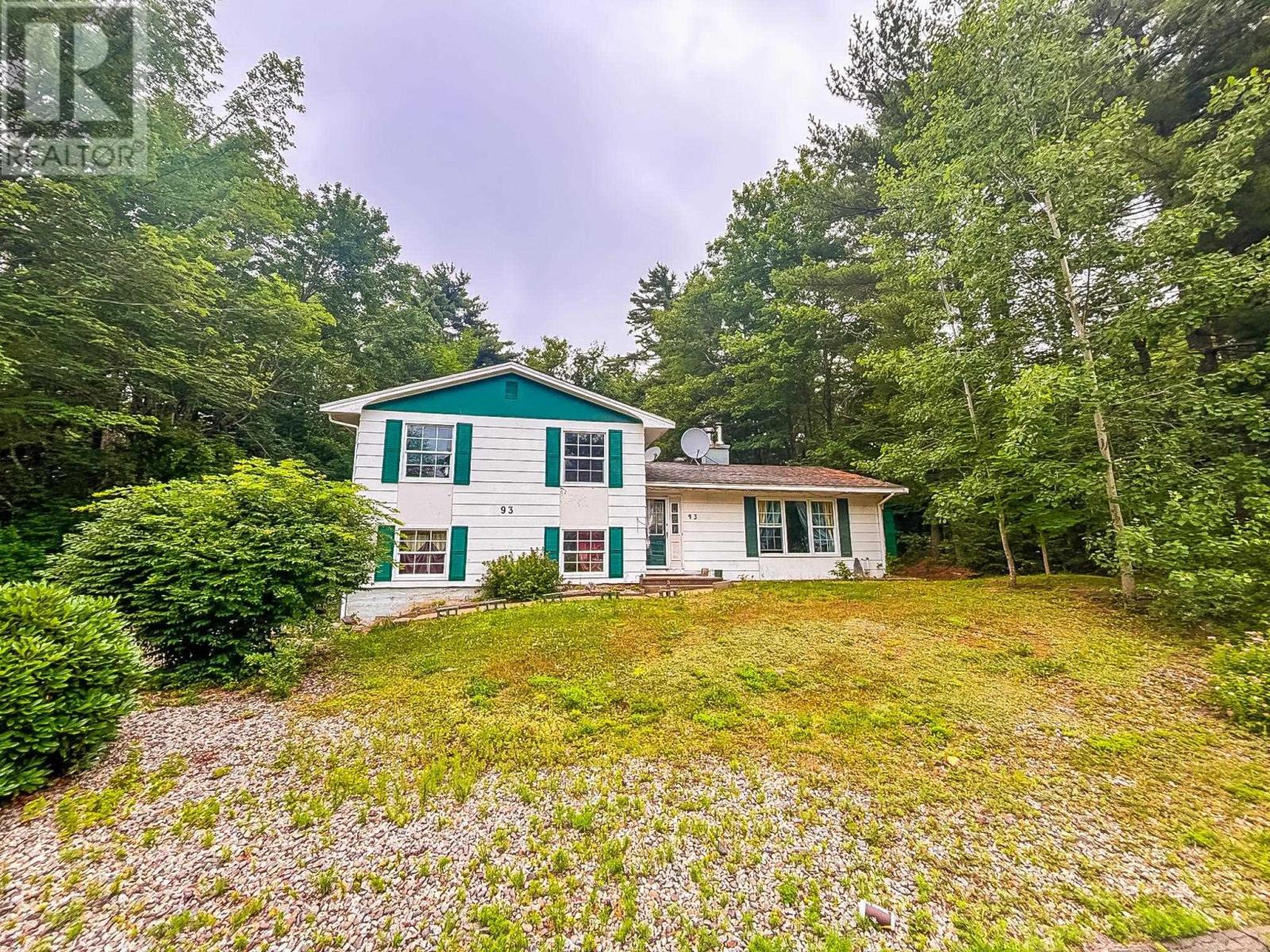 93 Parkdale Ave, Bridgewater, NS B4V 1L8