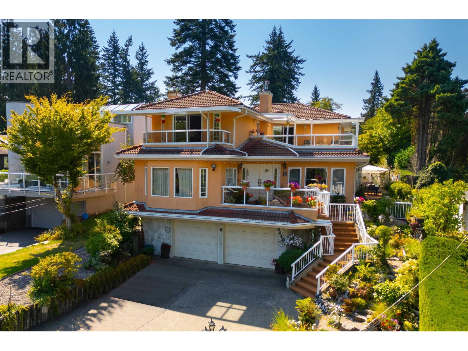 6440 Rosebery Ave, West Vancouver, BC V7W 2C6