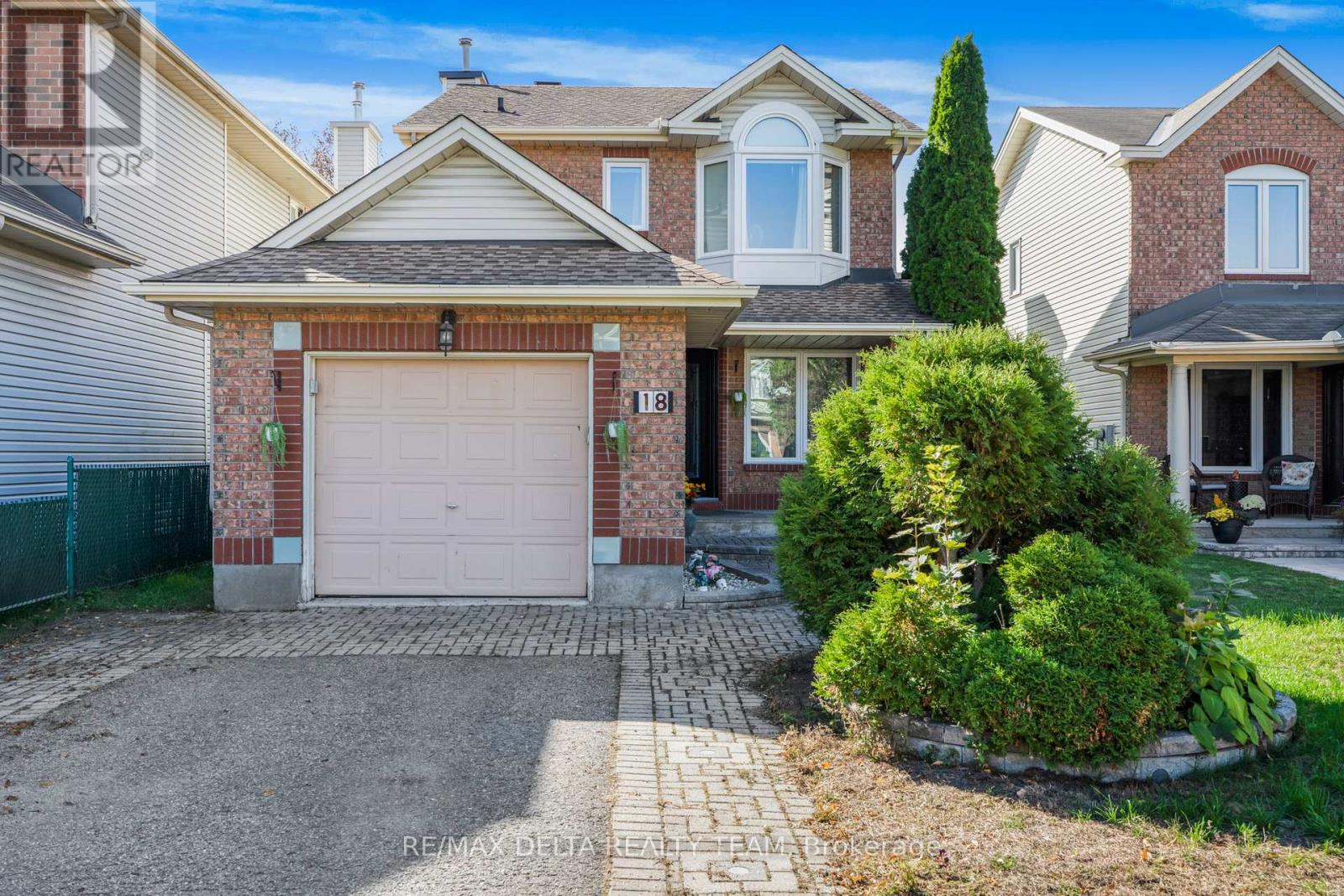 18 Longshire Cir, Ottawa, ON K2J 4K7