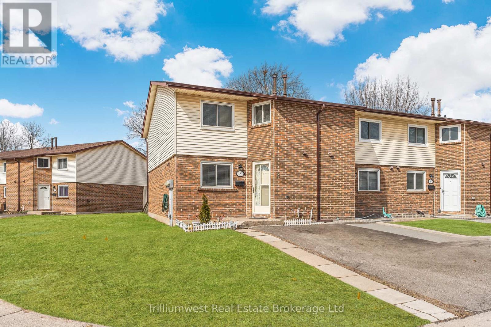 8 5982 Dunn St, Niagara Falls, ON L2G 7J9