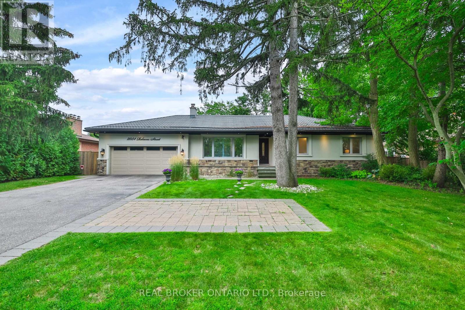 2054 Rebecca St, Oakville, ON L6L 2A2