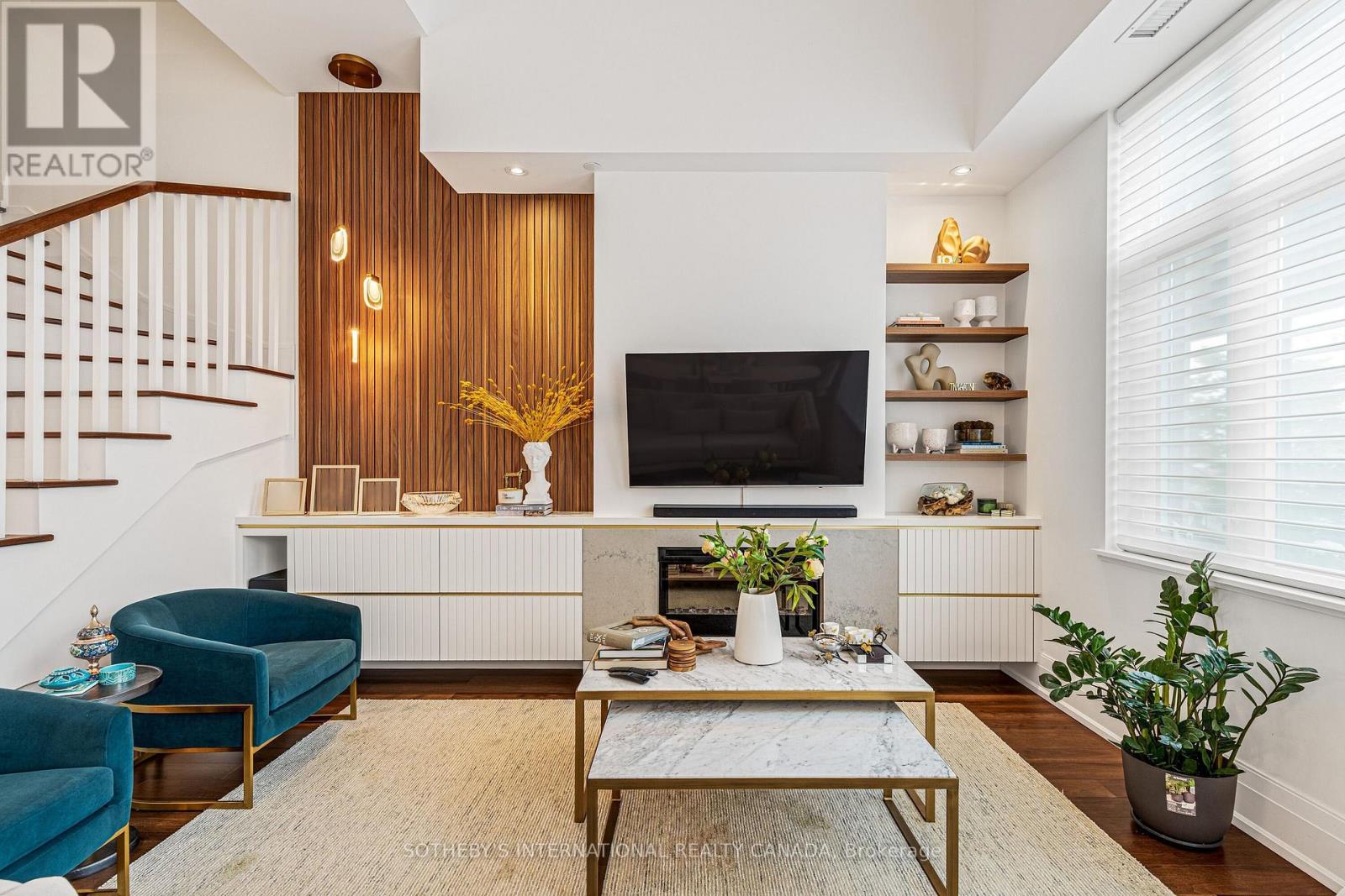 25 Malcolm Rd #105 Rd, Toronto, ON M4G 1X7