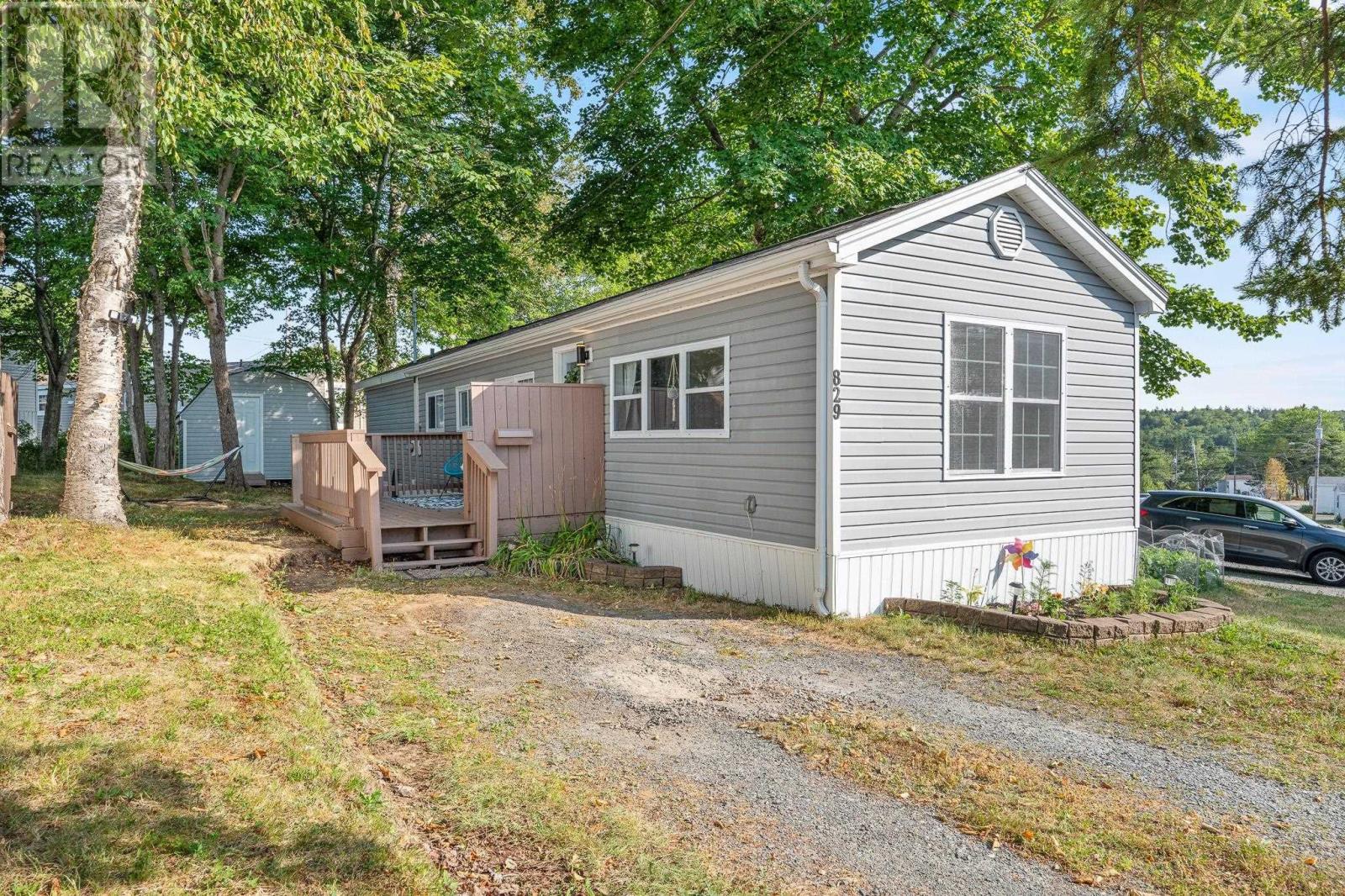 829 Duggan Dr, Beaver Bank, NS B4E 1L4