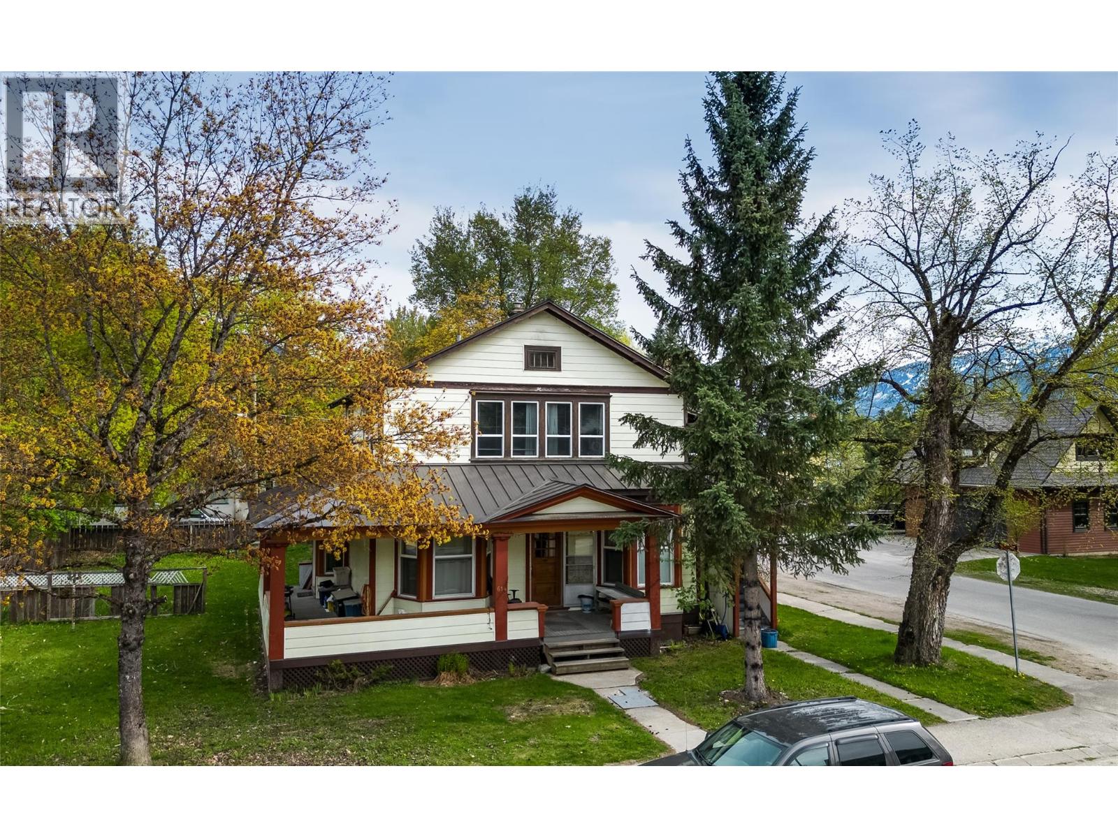 614 Mackenzie Ave, Revelstoke, BC V0E 2S0