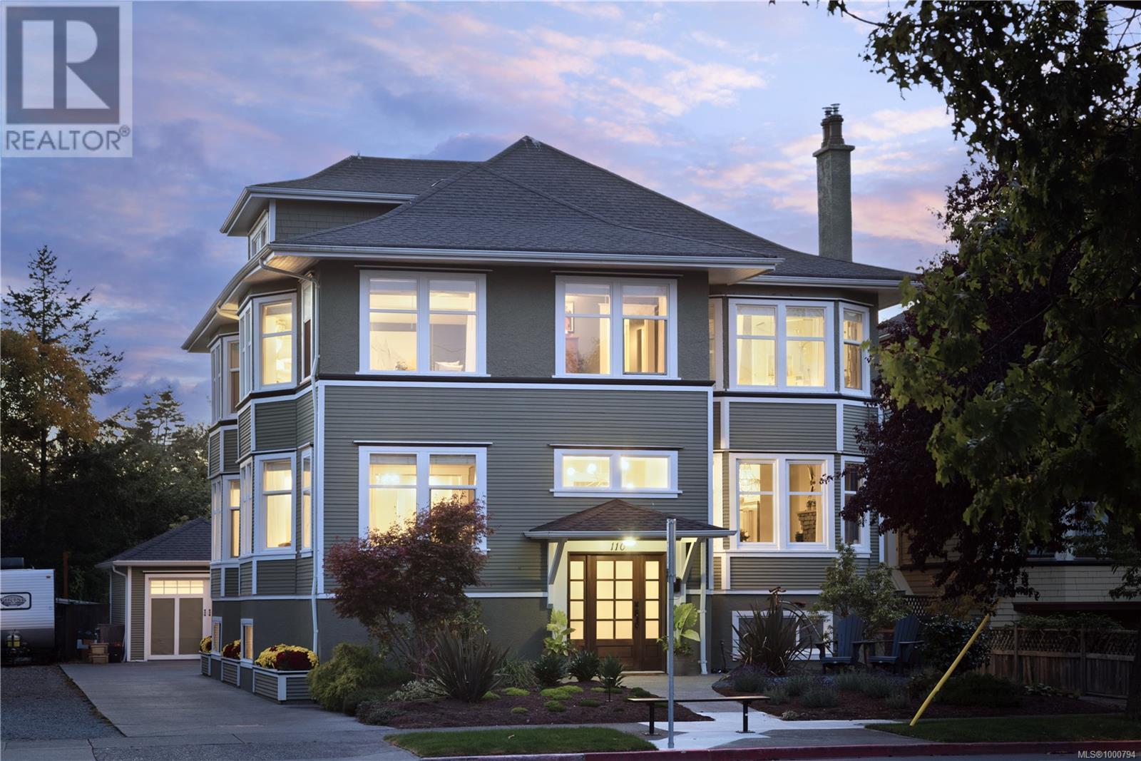 110 Eberts St, Victoria, BC V8S 3H7