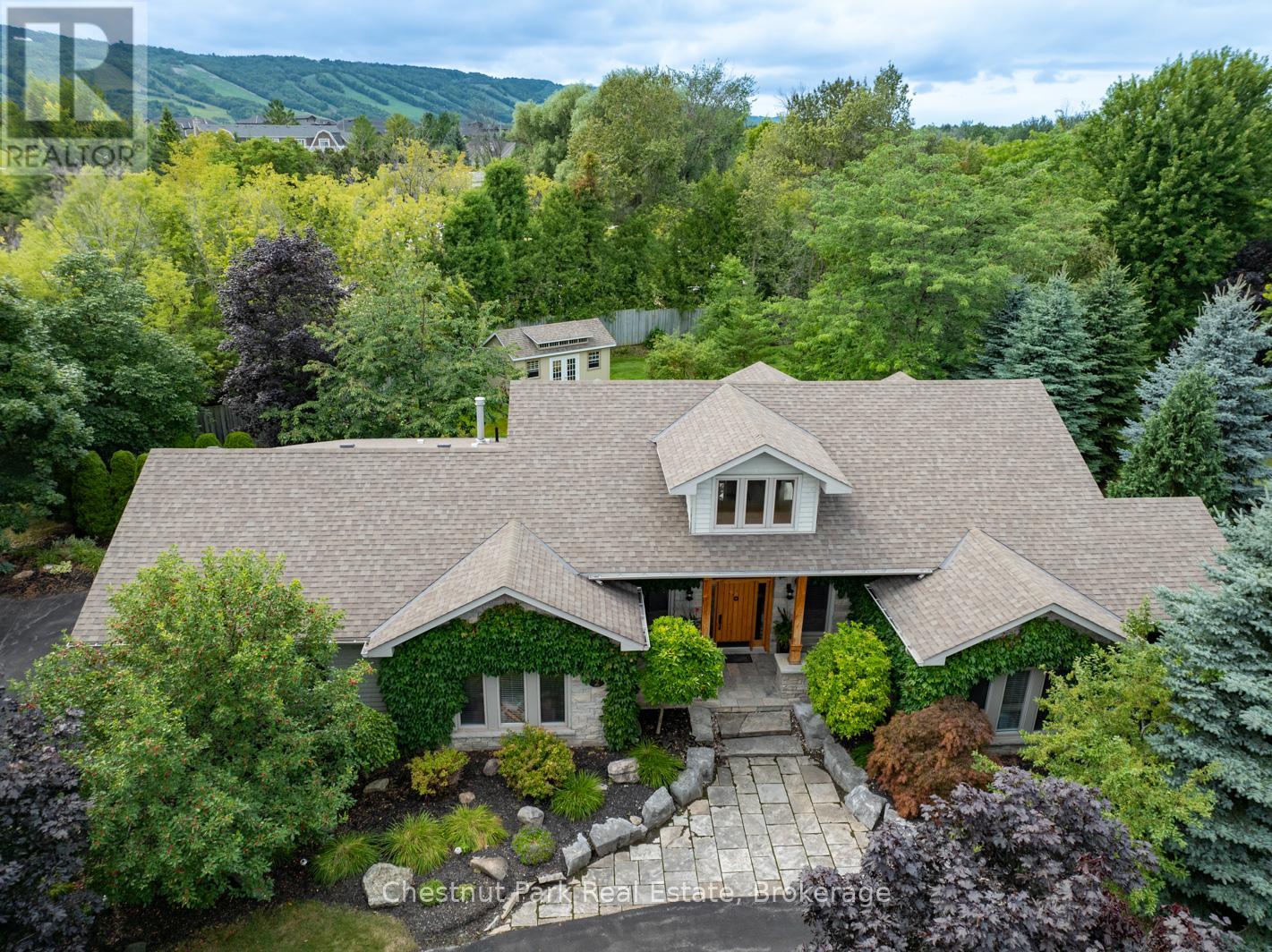 2 Evergreen Rd, Collingwood, ON L9Y 5A8