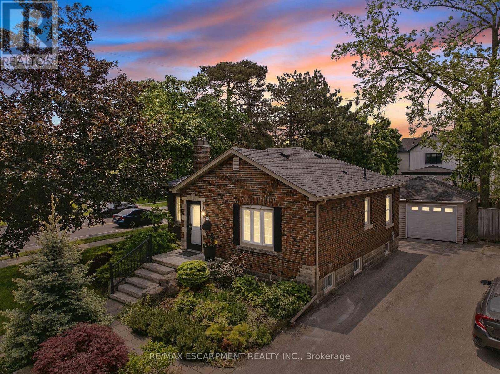 462 Woodland Ave, Burlington, ON L7R 2S1