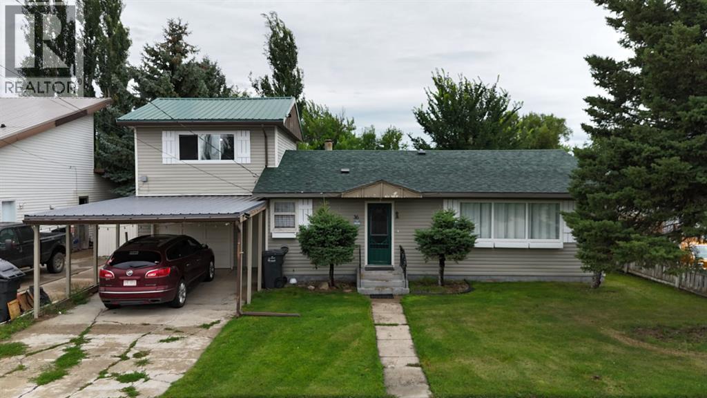 36 W Harker Ave, Magrath, AB T0K 1J0