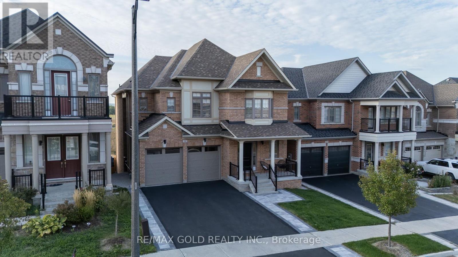 16 Frank Kelly Dr, East Gwillimbury, ON L9N 0V2