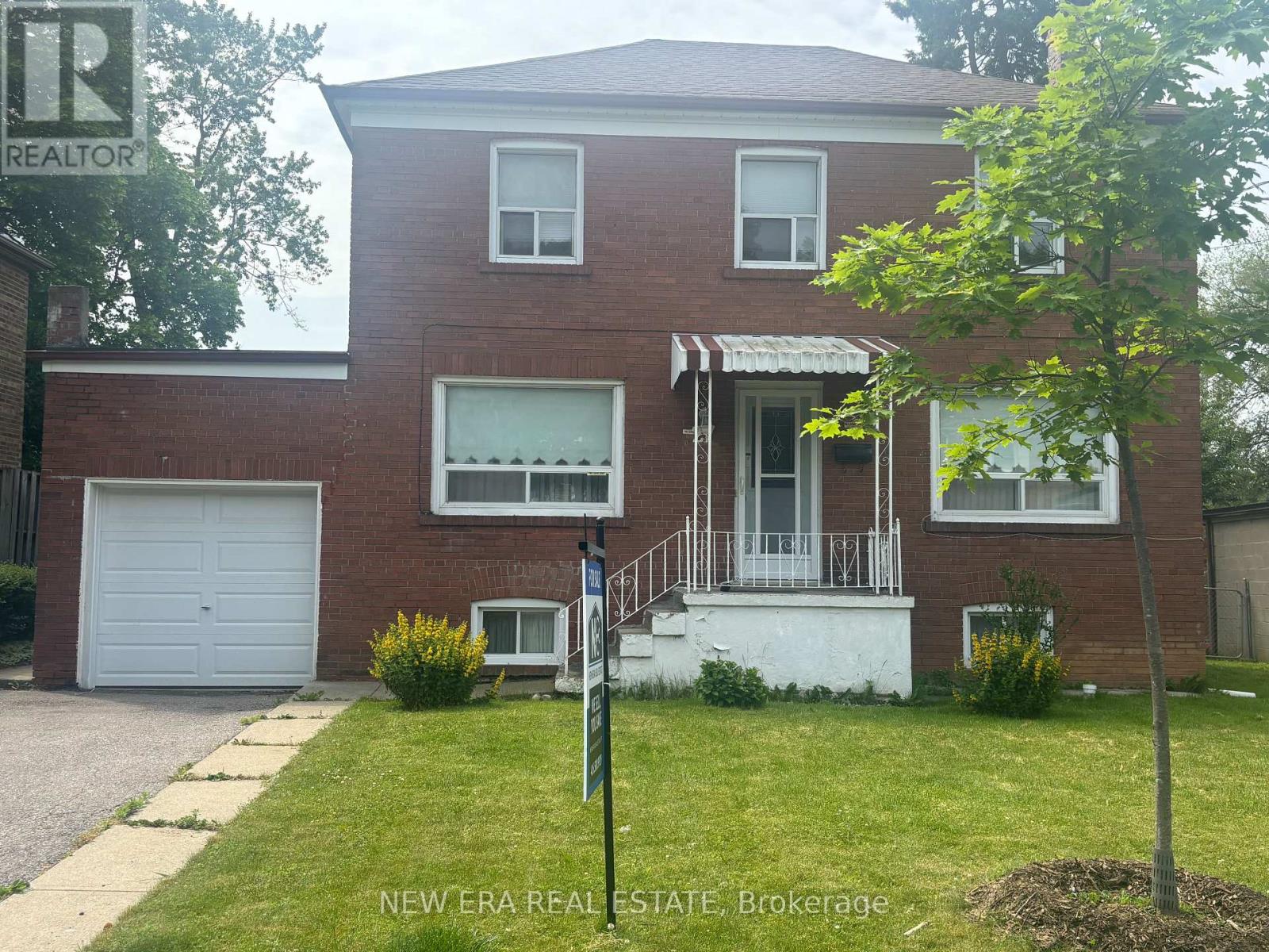 27 Dell Park Ave, Toronto Englemount-lawrence, ON M6B 2T5