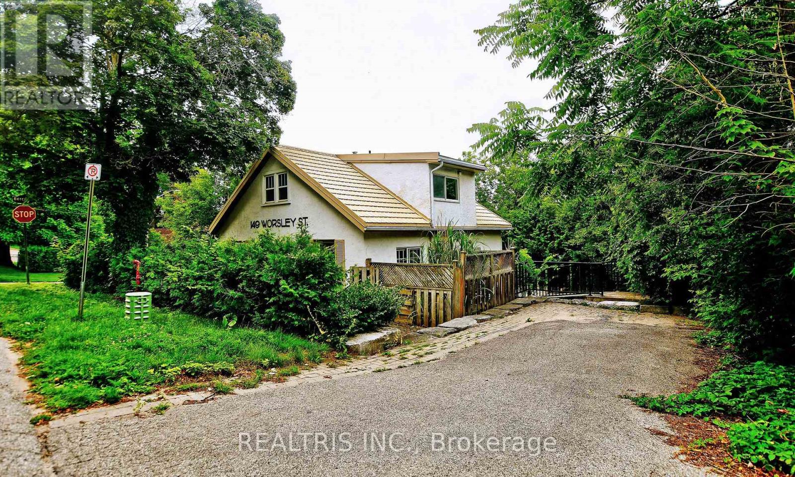 149 Worsley St, Barrie, ON L4M 1M3