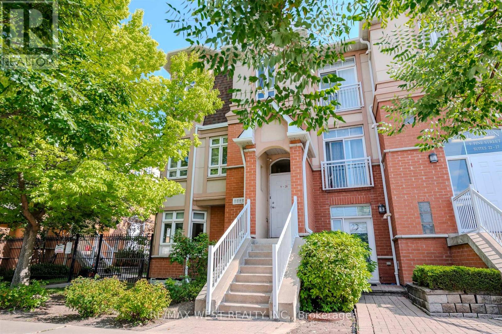 28 9 Pine St, Toronto, ON M9N 0A6