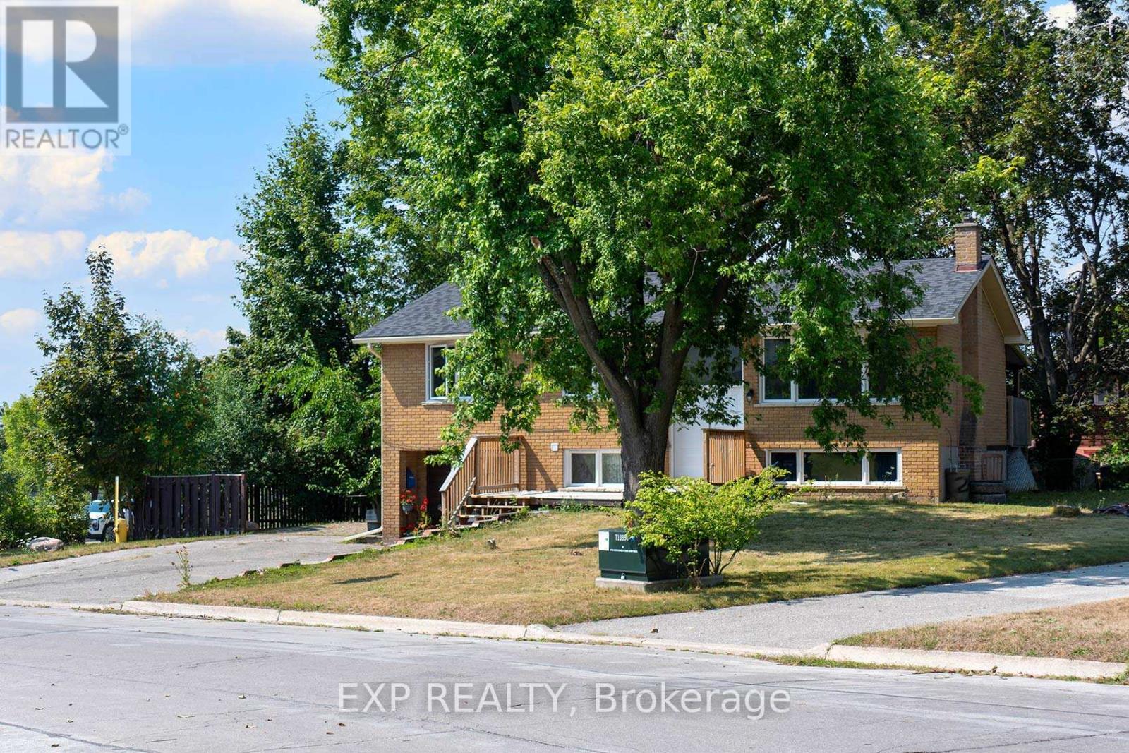 2 Roslyn Rd, Barrie, ON L4M 2X6