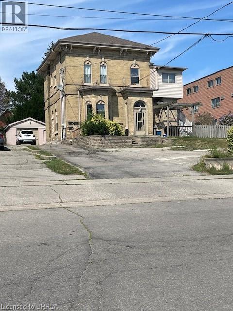 15 Buffalo St, Brantford, ON N3R 1C7