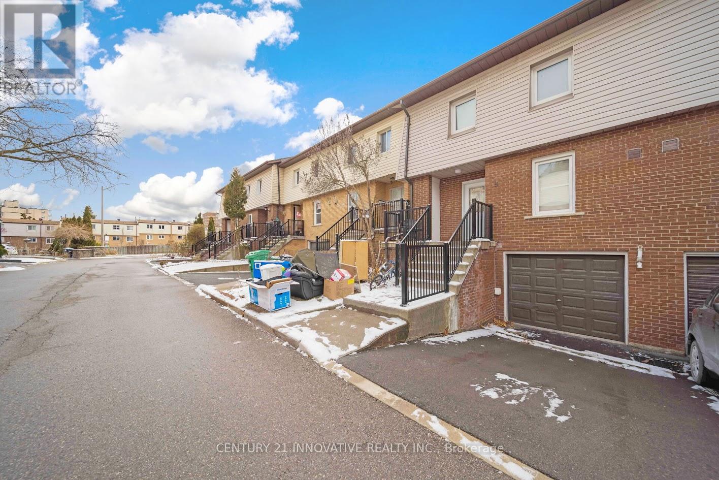 5 3175 Kirwin Ave, Mississauga, ON L5A 3M4