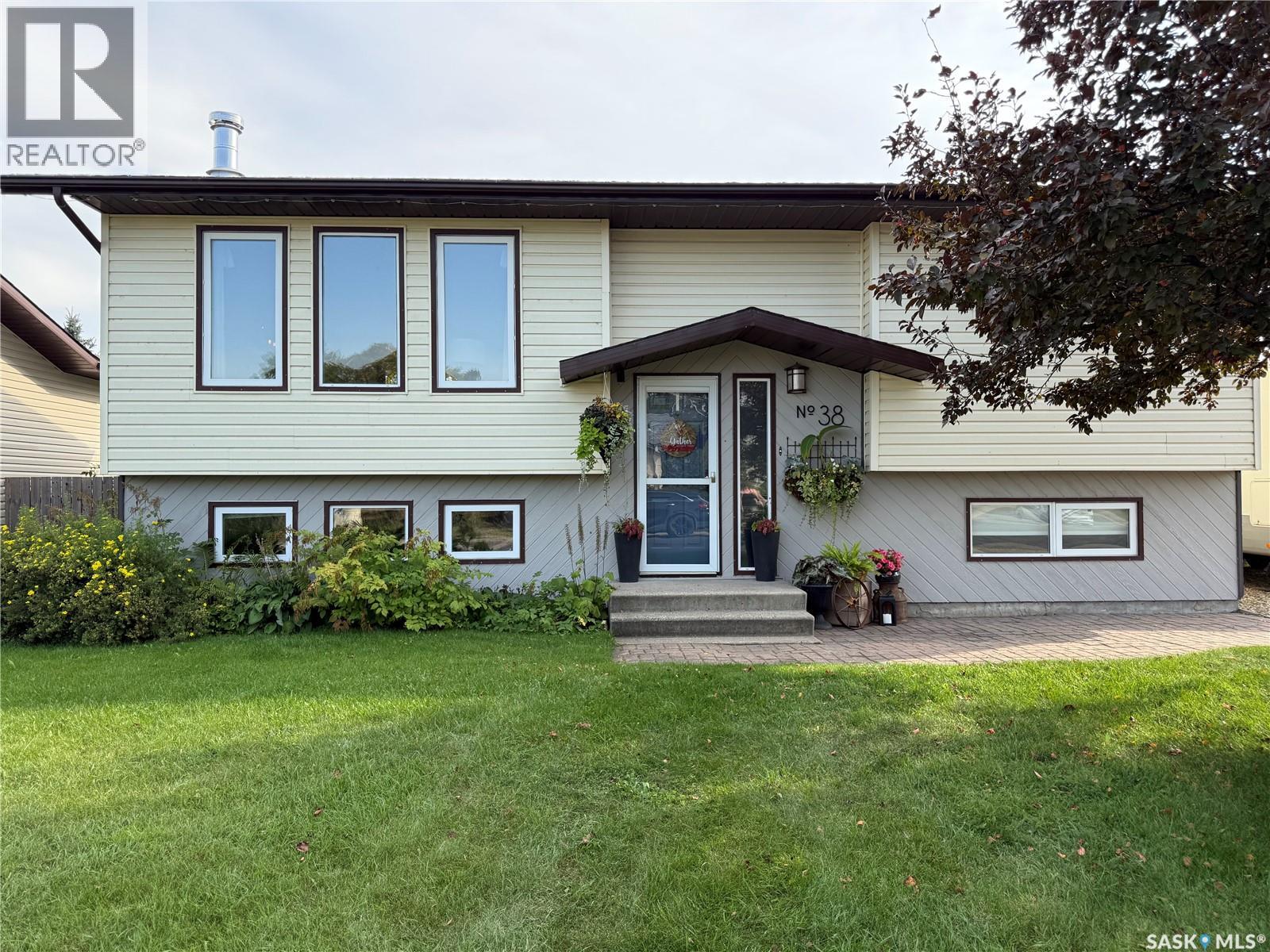 38 Howard Cres, Lanigan, SK S0K 2M0