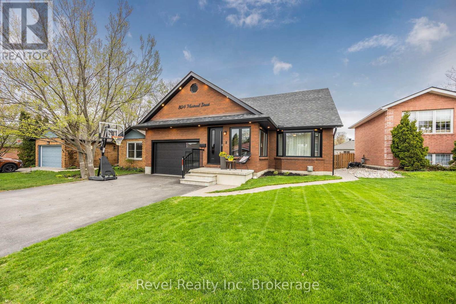 894 Montreal St, Midland, ON L4R 5A7