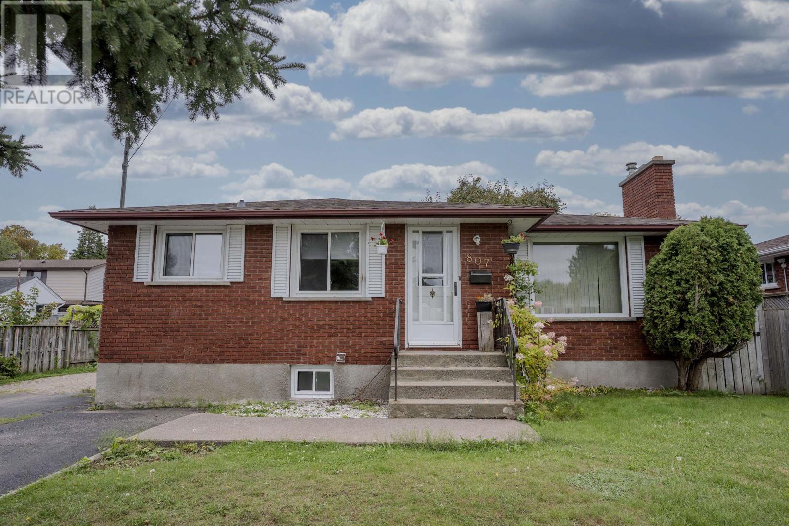 807 Superior Ave, Thunder Bay, ON P7A 6K3