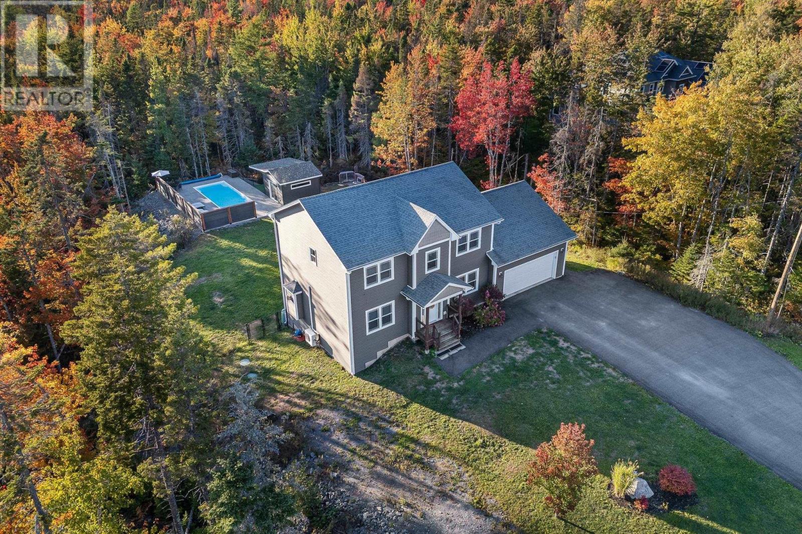 196 Confederation Ave, Fall River, NS B2T 0P8