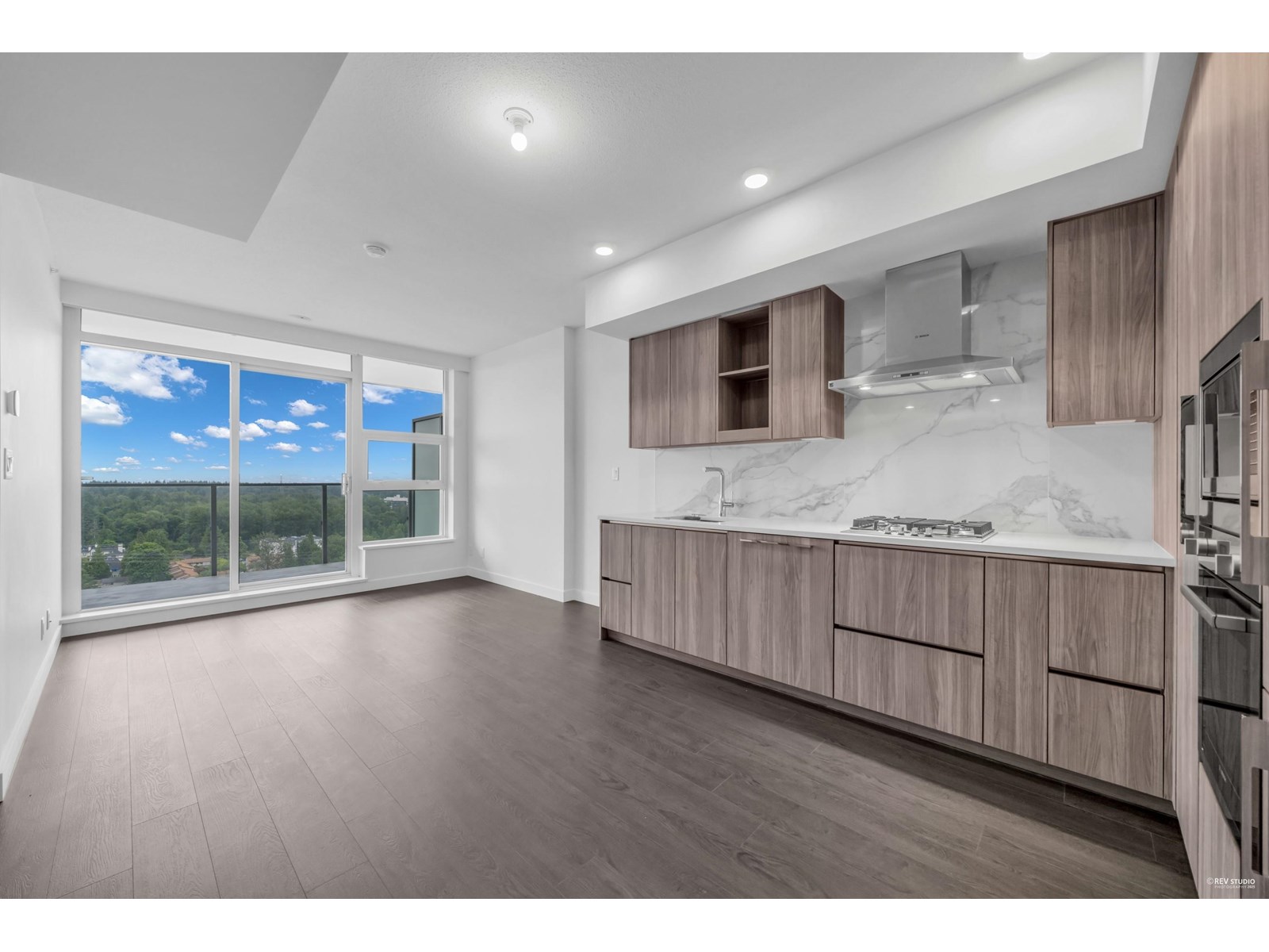 13768 100 Avenue Unit 2703, Surrey, BC V3T 0V2