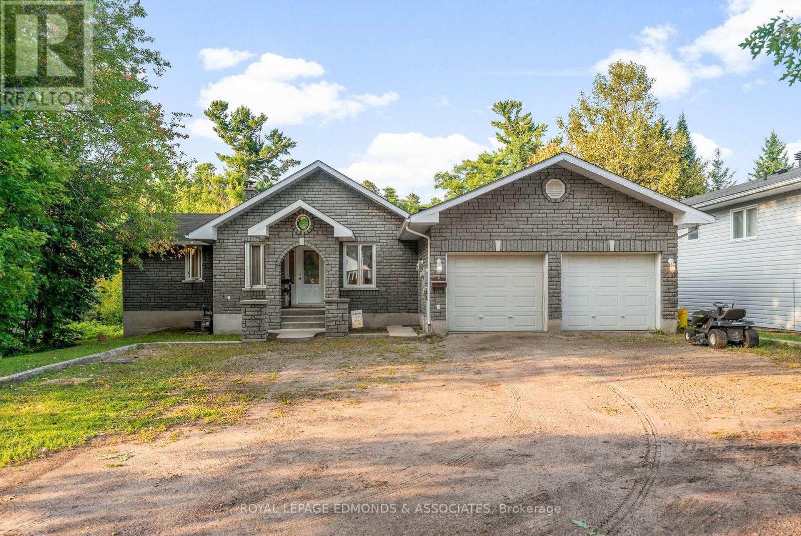 1349 Victoria St, Petawawa, ON K8H 2E9