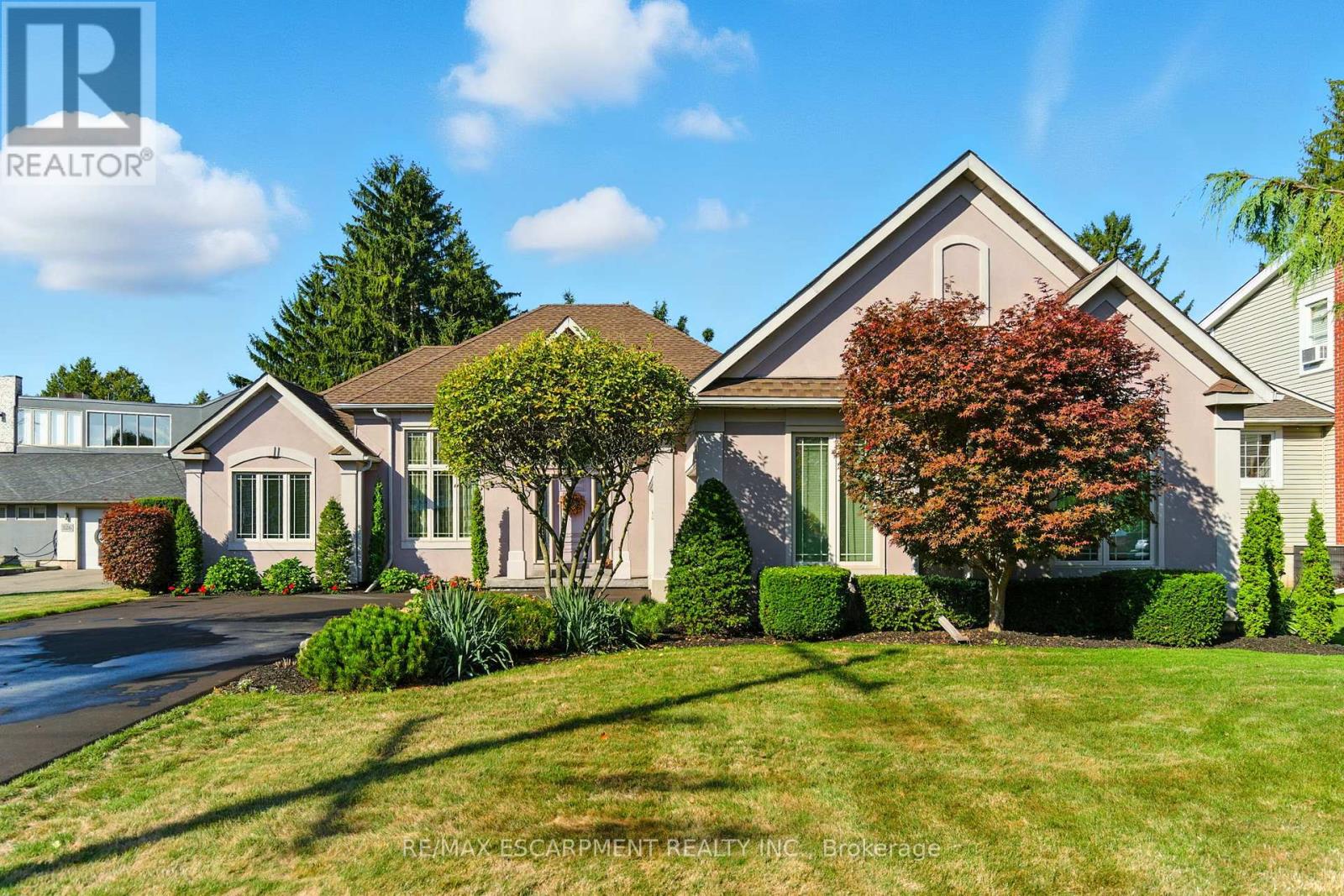 320 Fiddlers Green Rd, Hamilton, ON L9G 1X1