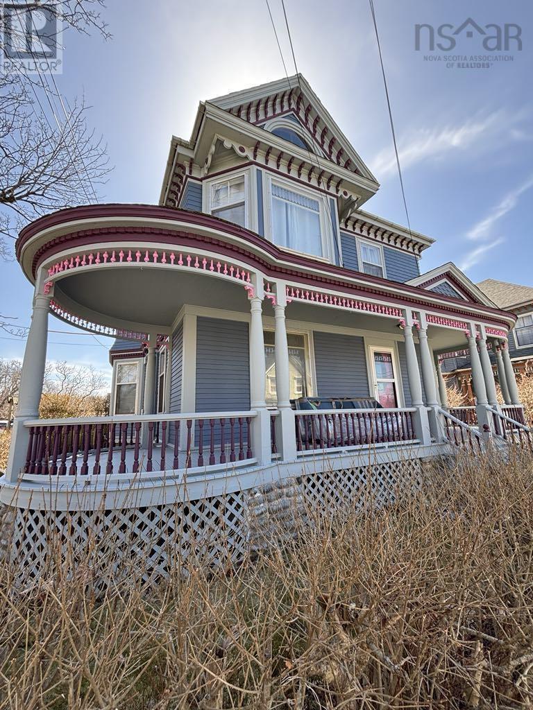 67 Cliff St, Yarmouth, NS B5A 3J1