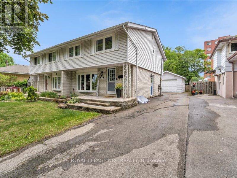 39 Meadowlark St, Hamilton, ON L9A 2K4