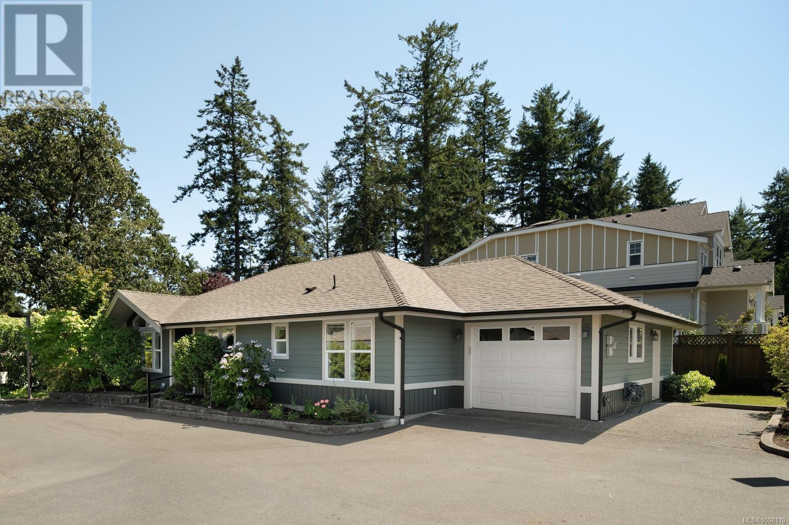 707 Greenlea Dr Unit 3 Dr, Saanich, BC V8Z 3E7