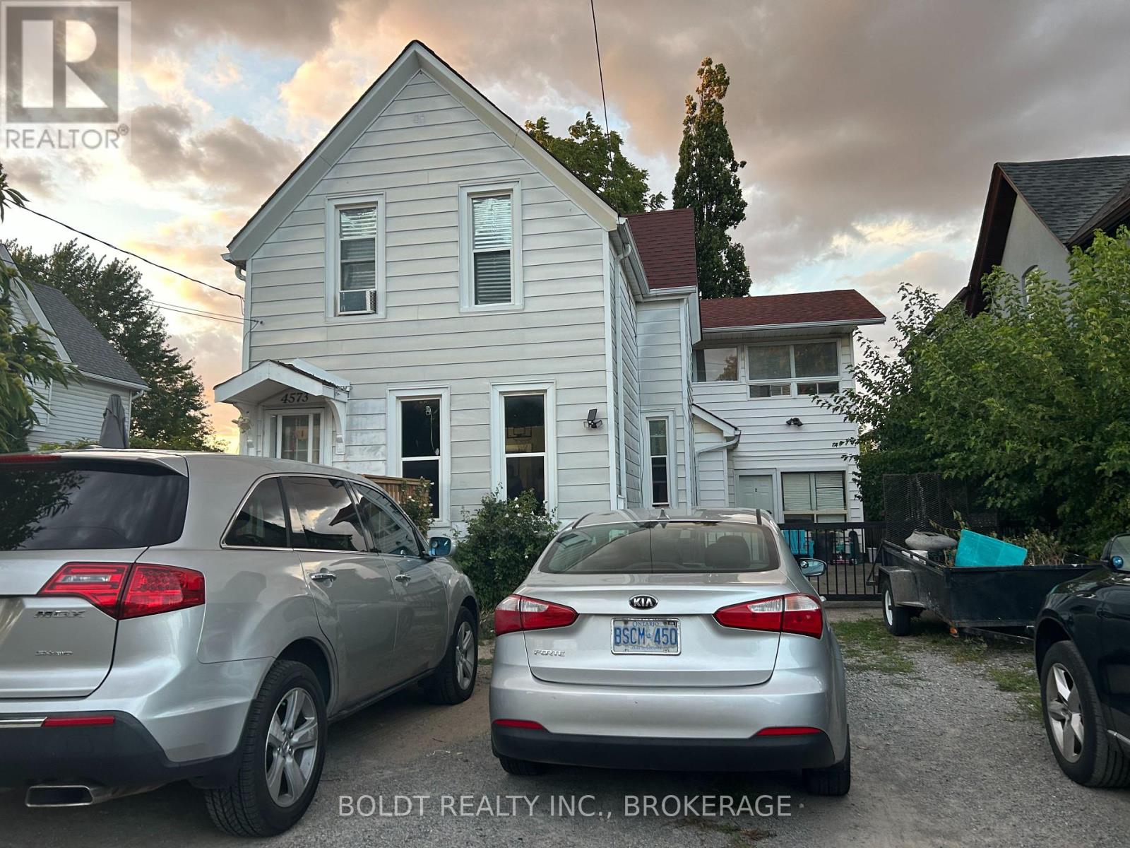 4573 Armoury St, Niagara Falls, ON L2E 1S5