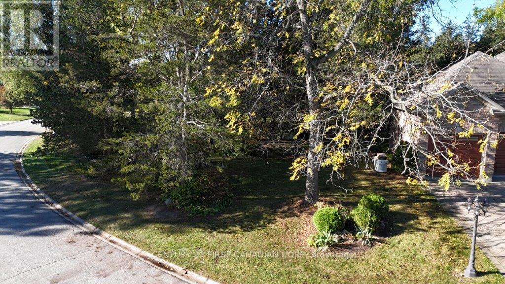 10137 Merrywood Dr, Lambton Shores, ON N0M 1T0