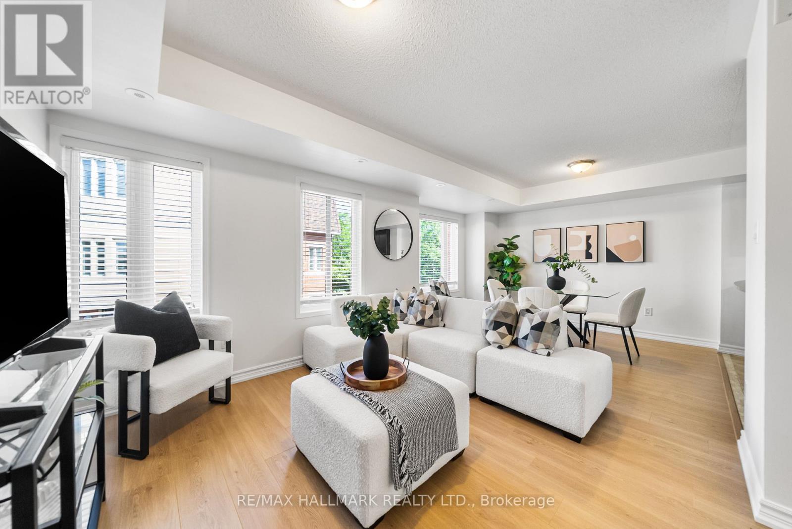 213 308 John St, Markham, ON L3T 0A7