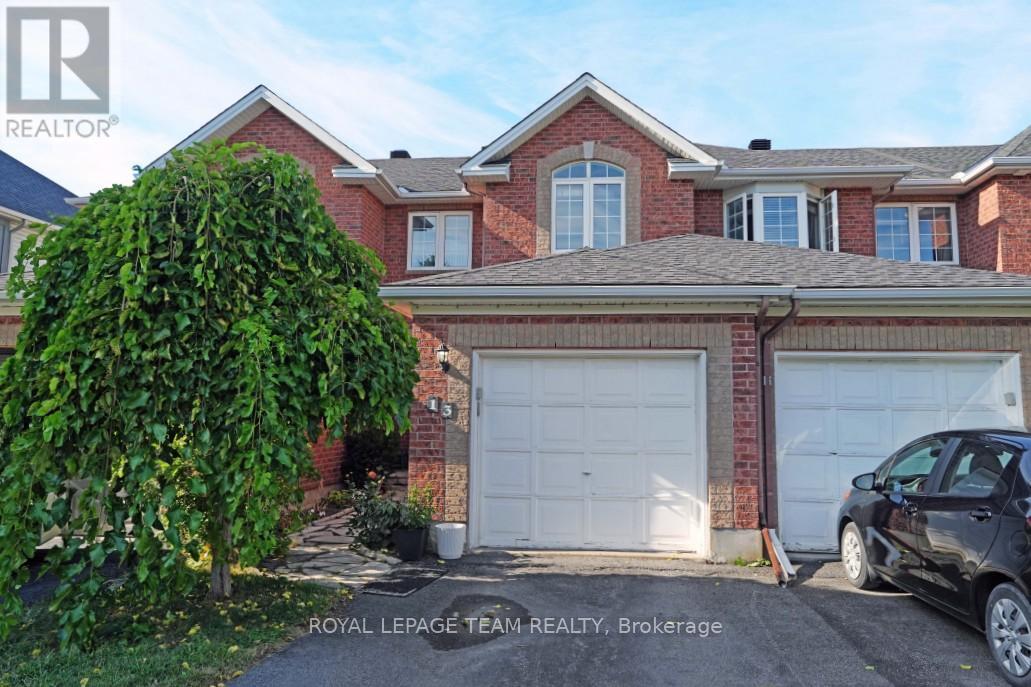 13 Grammercy Pkwy, Ottawa, ON K2C 4C7