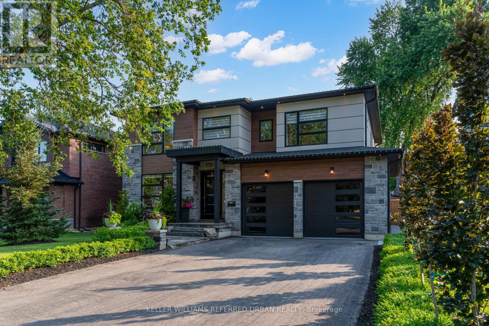 1376 Applewood Rd, Mississauga, ON L5E 2M1